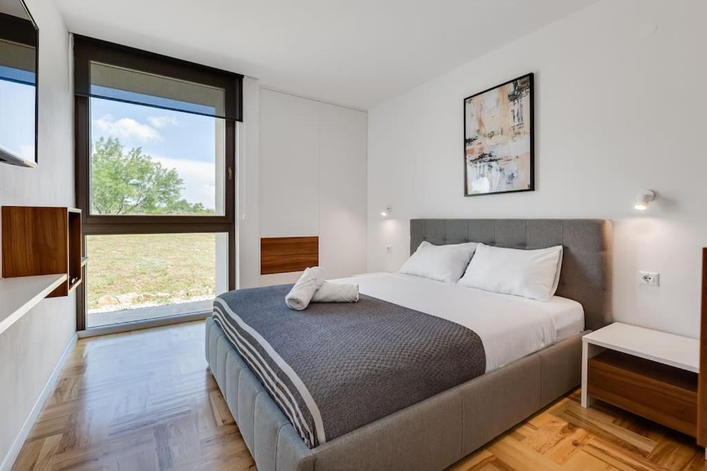 Villa T, Spacious With Heated Pool, Hot Tub & Sauna Rastevic Екстериор снимка
