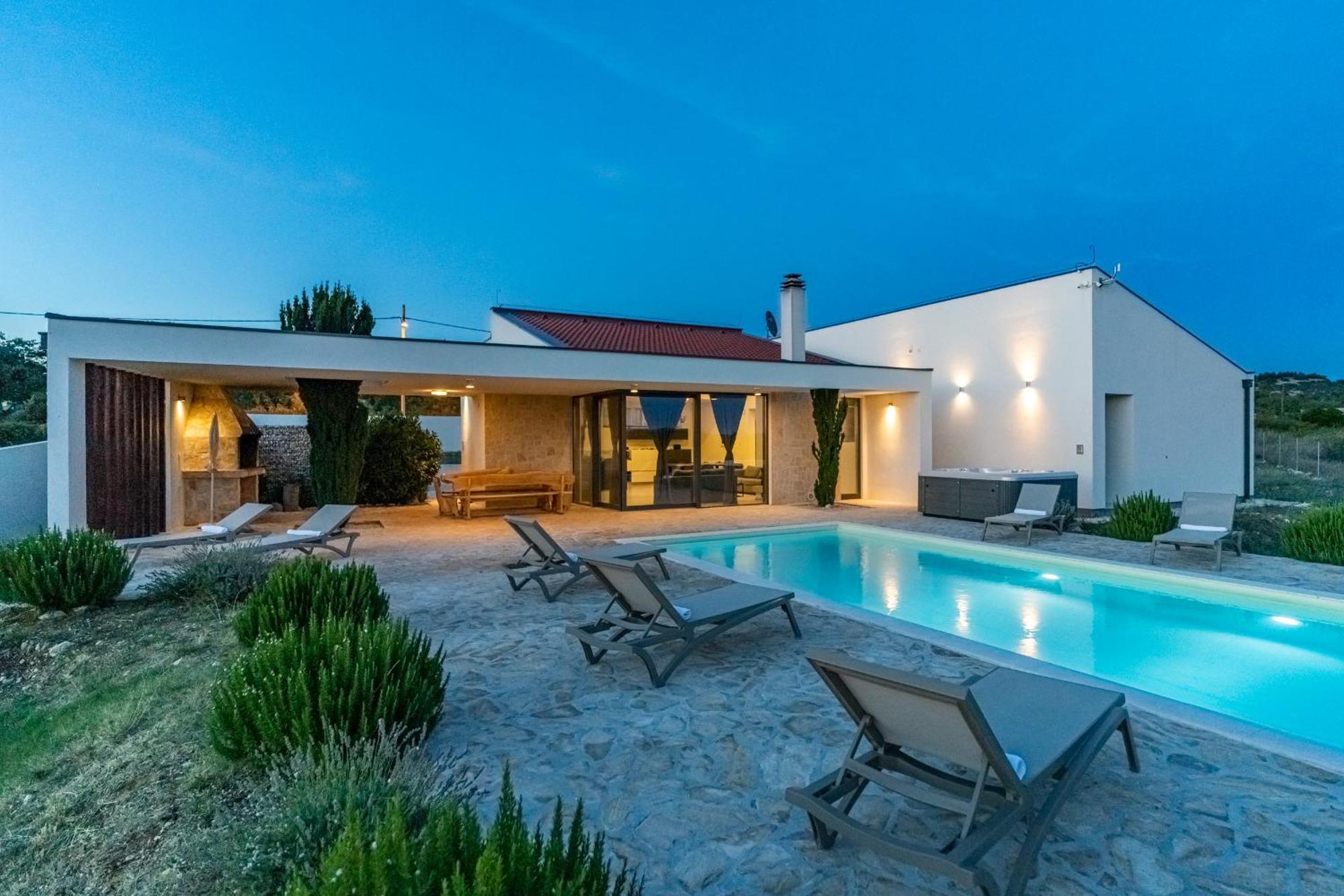 Villa T, Spacious With Heated Pool, Hot Tub & Sauna Rastevic Екстериор снимка